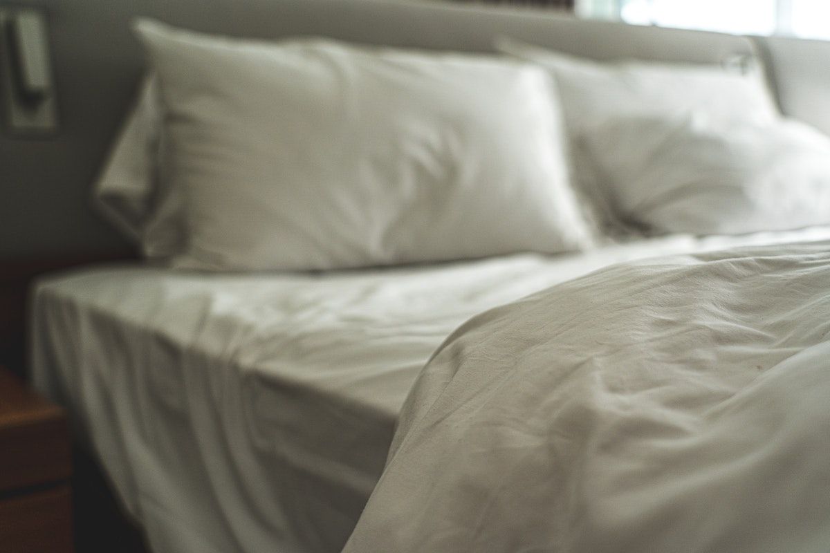 3. Intretinere material damasc- protejarea si pastrarea aspectului initial al materialului- lenjerie de pat alba, damasc