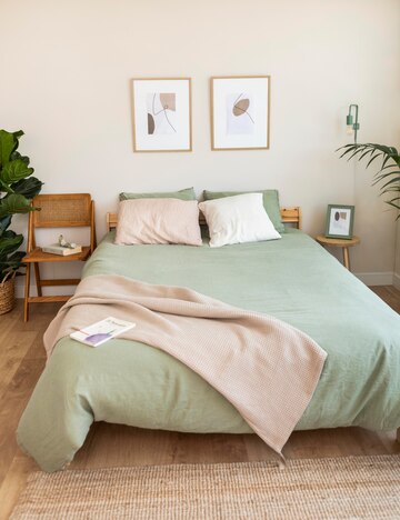 1.3. Idei de amenajare a unui dormitor pătrat - sfaturi pentru un design armonios - dormitor mic patrat (1)-min