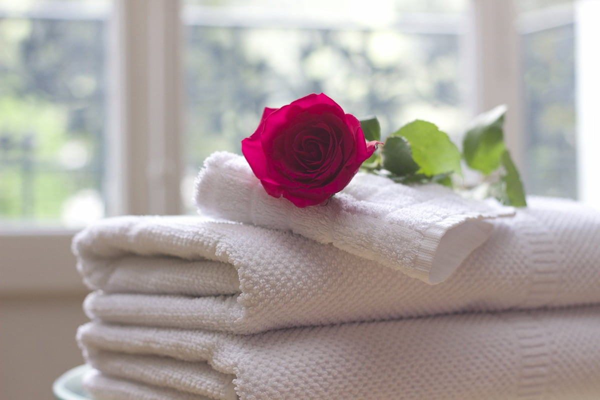 stiva de prosoape de baie cu un trandafir rosu